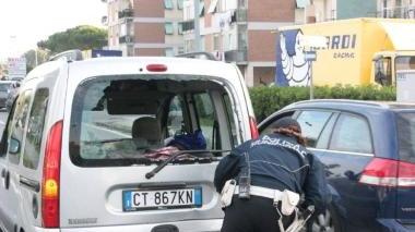 Il lunotto della Kangoo sfondato dalla ragazza