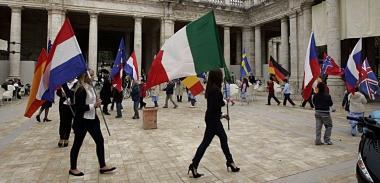 Un momento della cerimonia di inaugurazione della Borsa del turismo sportivo e, a destra, operatori nel Salone Portoghesi nella prima giornata di lavoro  