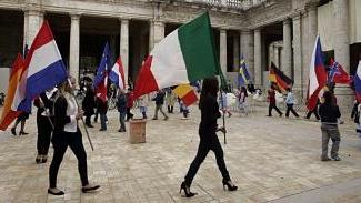 Un momento della cerimonia di inaugurazione della Borsa del turismo sportivo e, a destra, operatori nel Salone Portoghesi nella prima giornata di lavoro