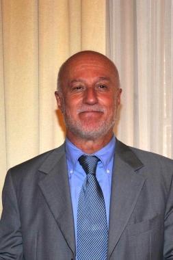 A sinistra il questore Bruno DAgostino e a destra la polizia intervenuta sulla rapina a Sirio Savi in via san Martino In basso il colpo di mercoled&igrave; alla Cassa di risparmio del Monte di Lucca 
