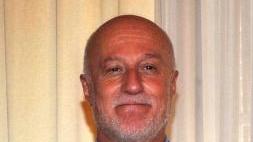 A sinistra il questore Bruno D’Agostino e a destra la polizia intervenuta sulla rapina a Sirio Savi in via san Martino In basso il colpo di mercoledì alla Cassa di risparmio del Monte di Lucca