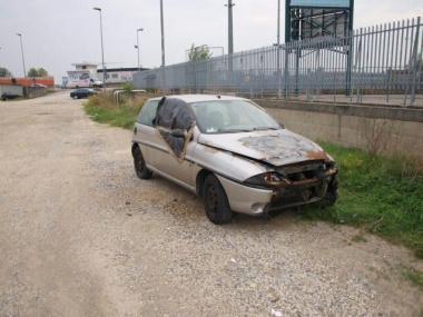 Nessuno rimuove l'auto incendiata
