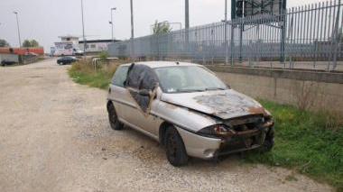 Nessuno rimuove l'auto incendiata