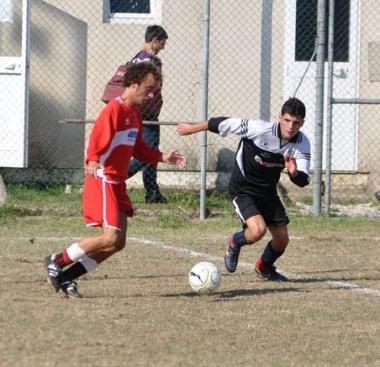 ulio Valori del Montescudaio calcia in area durante la partita contro il Mama caf&egrave;   