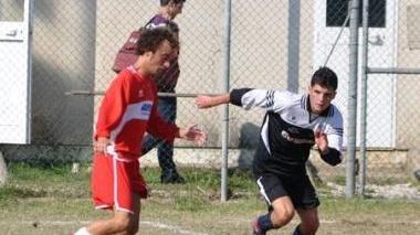 ulio Valori del Montescudaio calcia in area durante la partita contro il Mama cafè