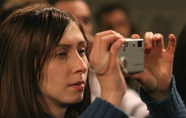 Una ragazza alle prese con una macchina fotografica 