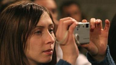 Una ragazza alle prese con una macchina fotografica