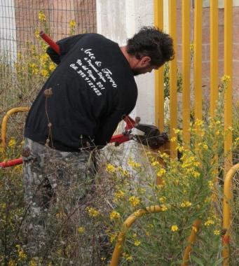 Un operaio incaricato di rompere i lucchetti della struttura    
