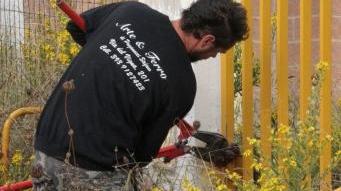 Un operaio incaricato di rompere i lucchetti della struttura