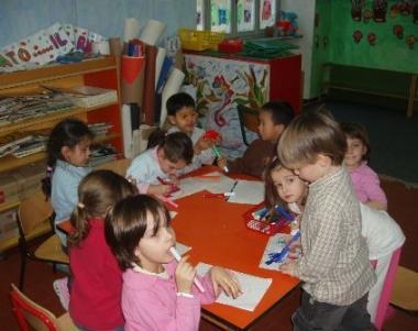 Bambini in un centro gioco Luned&igrave; lapertura di Mago Merlino 