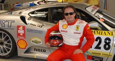 Andrea Dromedari davanti alla sua Ferrari 