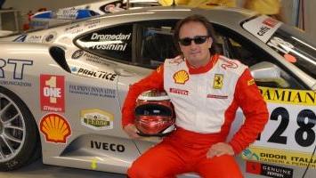 Andrea Dromedari davanti alla sua Ferrari