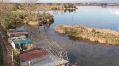 I capanni lungo il lago di Massaciuccoli