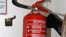 <b>RAGGIRO.</b> Un estintore