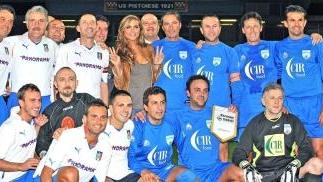 Foto di gruppo per sindaci e vecchie glorie A destra Berti, e la Senicar con l’assegno