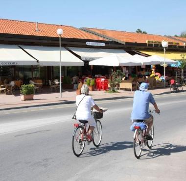<b>VIALE EUROPA.</b> In bici a Torre del Lago 