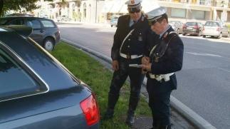 Agenti della polizia municiplae fanno le multe lungo i viali alle auto in divieto di sosta