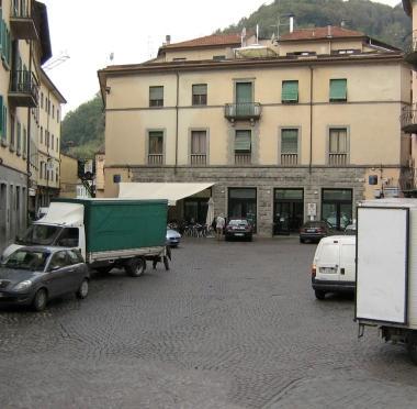 Sosta selvaggia in piazza Umberto I