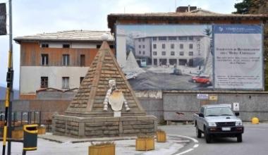LHotel Cristallo oggi e, sul poster gigante, limmagine del suo futuro aspetto 