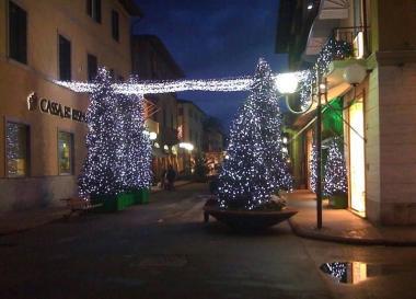 <b>DESERTO.</b> Le strade vuote di Forte durante le feste di Natale In basso il Supercinema  