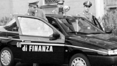 L’imprenditore Gabriele Venturi e una pattuglia della Finanza