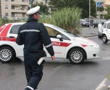 La polizia municipale durante un controllo 