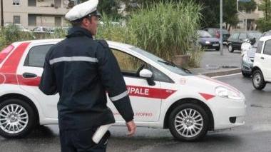 La polizia municipale durante un controllo
