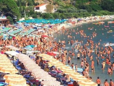 Turisti in spiaggia a Ferragosto 
