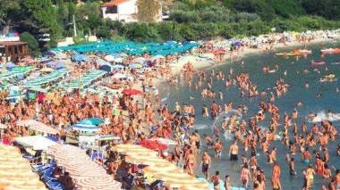 Turisti in spiaggia a Ferragosto