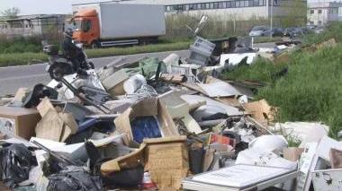 Rifiuti abbandonati lungo una strada a Ospedaletto