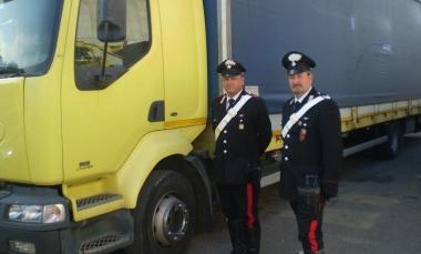 Uno dei camion sequestrati dai carabinieri Nei guai sono finiti due imprenditori rosignanesi 
