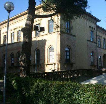 A sinistra Sonia Antoni Accanto lesterno del Santa Chiara  