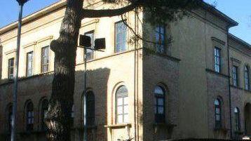A sinistra Sonia Antoni Accanto l’esterno del Santa Chiara