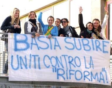 «Classi strapiene e tagli al personale, vogliono screditare la scuola pubblica»