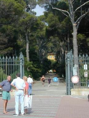 Una veduta dellingresso del parco di Villa Corridi  