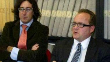Gli avvocati Paolo Pasquali e Antonio Macchiarini, il giudice Antonino Pulvirenti e camion del marmo in transito in città