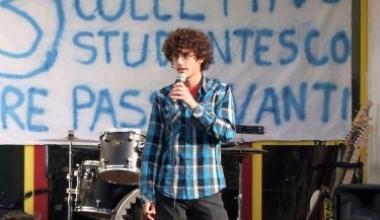 Trecento studenti al sit-in davanti al liceo Carducci