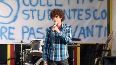 Trecento studenti al sit-in davanti al liceo Carducci