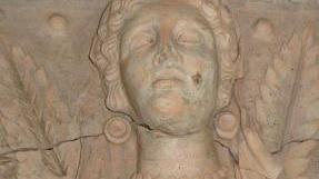 La lastra in terracotta che raffigura il volto di Artemide, la dea greca della caccia, ritrovata a Montereggi: risale al quarto secolo avanti Cristo