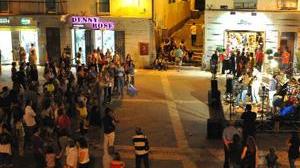 I ragazzi dello sballo che non fanno dormire il centro - video