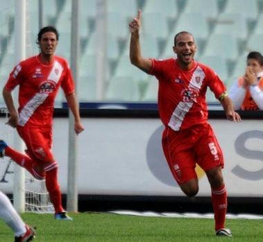 <b>POKER.</b> Quattro gol in trasferta? &Egrave; gi&agrave; capitato. Due volte nella passata stagione (4-1 a Torino, 4-0 a Crotone), tre volte nel campionato 2008-2009 (4-0 a Sassuolo e a Parma, 4-1 ad Albinoleffe) e altrettante nel primo anno in cadetteria del Grifone (4-0 a Trieste 4-1 a Brescia e a Frosinone). Fino a ieri il Grosseto aveva subito un solo gol su rigore, con il Vicenza (Abbruscato) alla terza di campionato: Ganci ieri ne ha segnati due 
