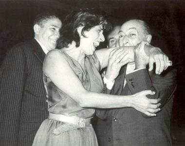 Tot&ograve; mangia un braccio alla Magnani    