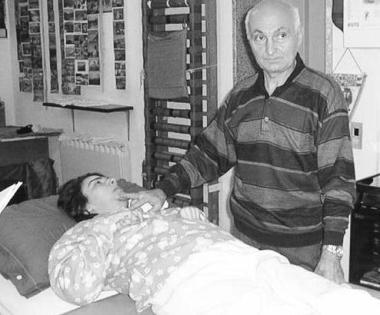 Romano Magrini accanto al capezzale della figlia Cristina 