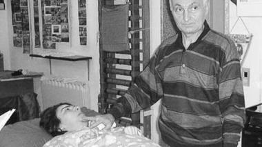Romano Magrini accanto al capezzale della figlia Cristina