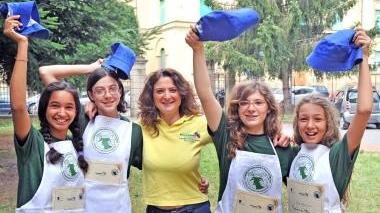 Stefania Corrocher, titolare dell’oasi di Baugiano, con quattro delle componenti della Latteria dei ragazzi