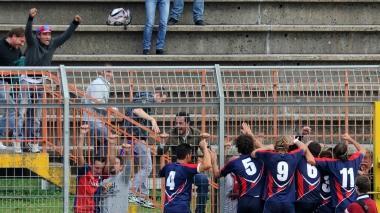 L’esultanza dei giocatori rossoblù dopo il derby di domenica che ha dato nuovo slancio a tutto l’ambiente