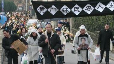 Un raro funerale cinese a Prato
