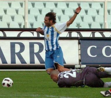 <b>RIGORE.</b> Il fallo di Narciso su Ganci. Lavversario cade larbitro indica il dischetto    