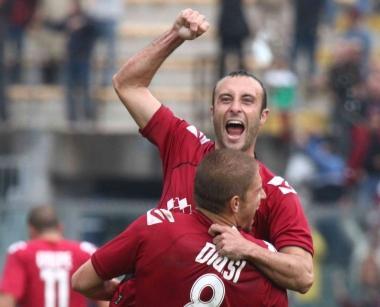 <b>NUMERO 1.</b> Andrea Luci portato in trionfo da Dionisi dopo il gol: al di l&agrave; della rete, il piombinese &egrave; stato il migliore in campo   