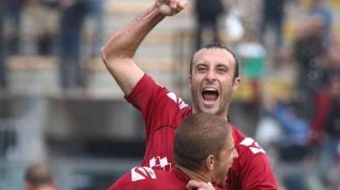<b>NUMERO 1.</b> Andrea Luci portato in trionfo da Dionisi dopo il gol: al di là della rete, il piombinese è stato il migliore in campo